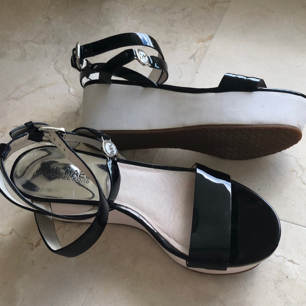 MICHAEL KORS SHINY BLACK SANDAL WITH WHITE WEDGE